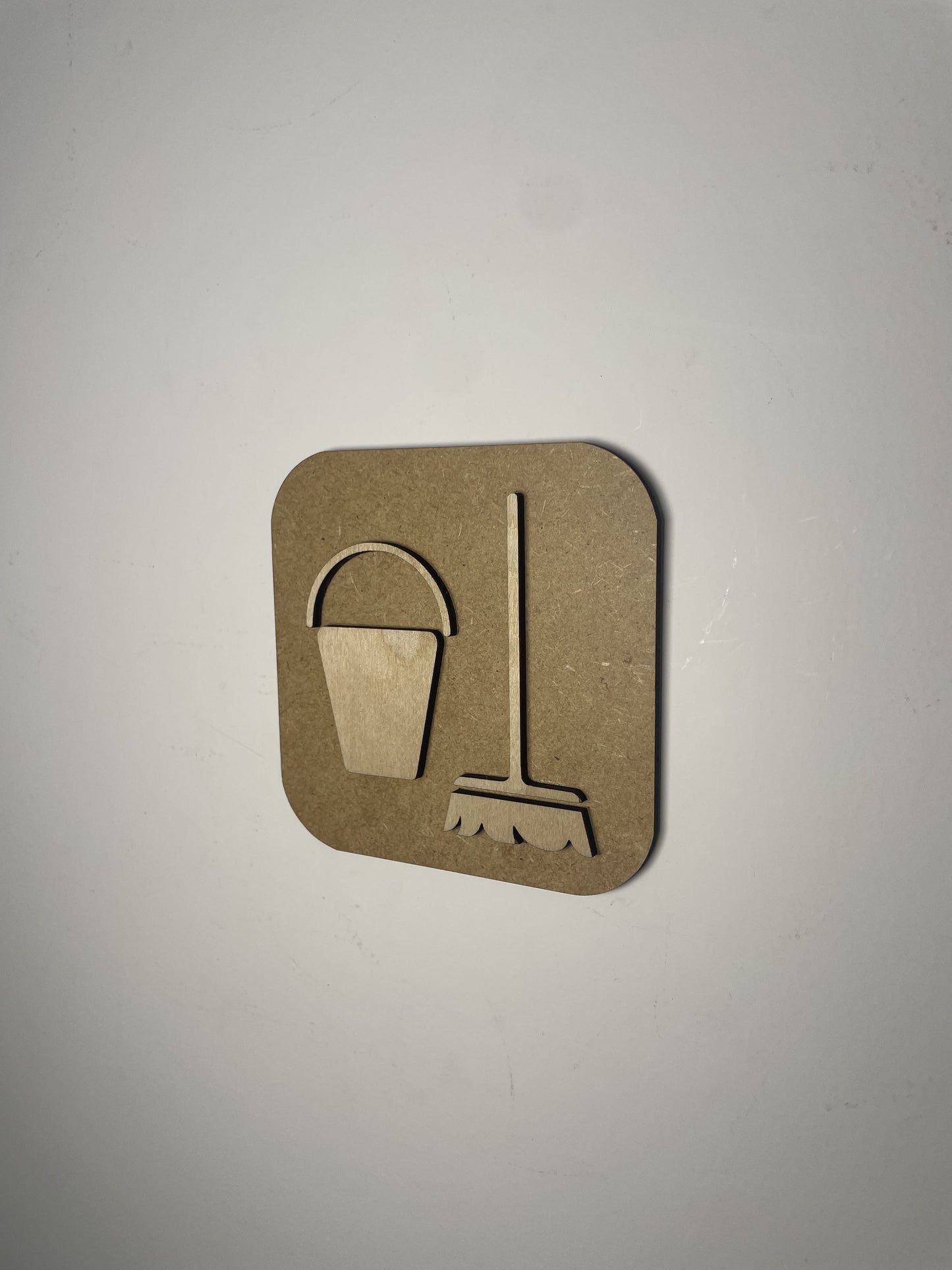 Panneau signalétique "Local ménage" en bois – pictogramme balai/seau Ma boutique