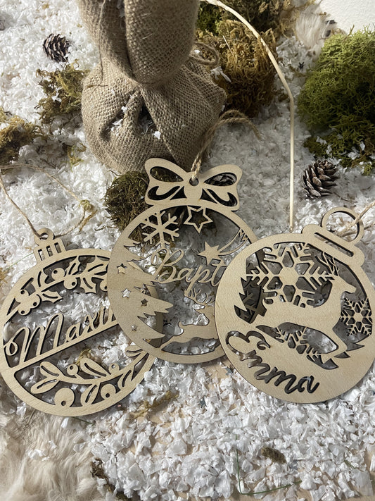 Boule de noël prénom bois (Décoration de Noël, Ornement personnalisé pour sapin)