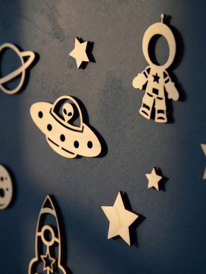 Décoration espace en bois Thème Espace / Spatiale pour chambre d'enfant fusée, astronaute, soucoupe volante, étoile.