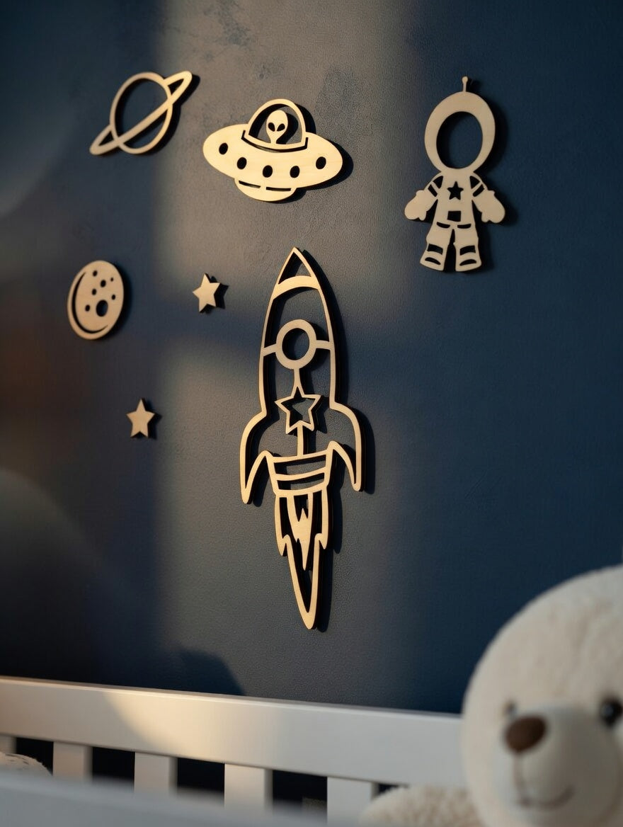 Décoration espace en bois Thème Espace / Spatiale pour chambre d'enfant fusée, astronaute, soucoupe volante, étoile.