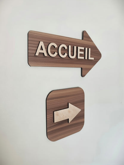 Panneau flèche directionnelle en bois –  signalétique intérieure