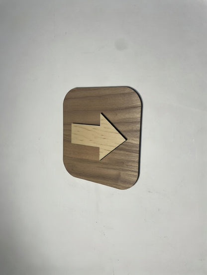 Panneau flèche directionnelle en bois –  signalétique intérieure