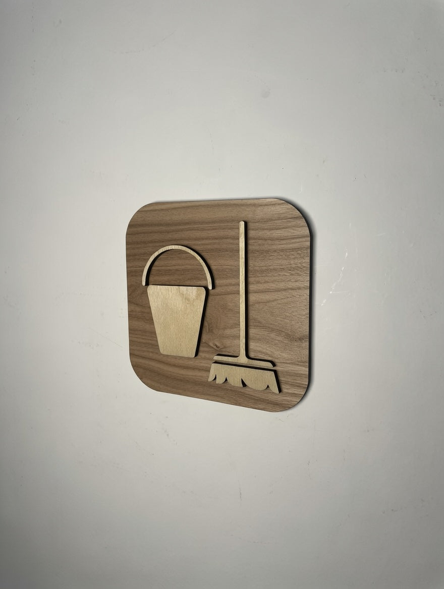 Panneau signalétique "Local ménage" en bois – pictogramme balai/seau