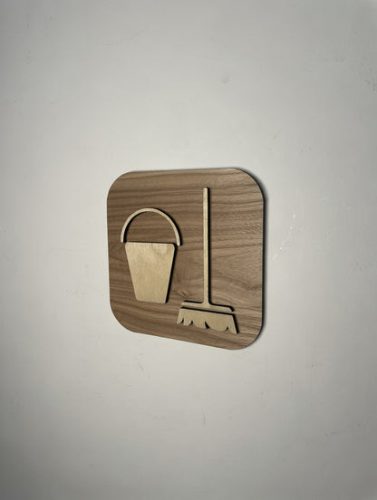 Panneau signalétique "Local ménage" en bois – pictogramme balai/seau