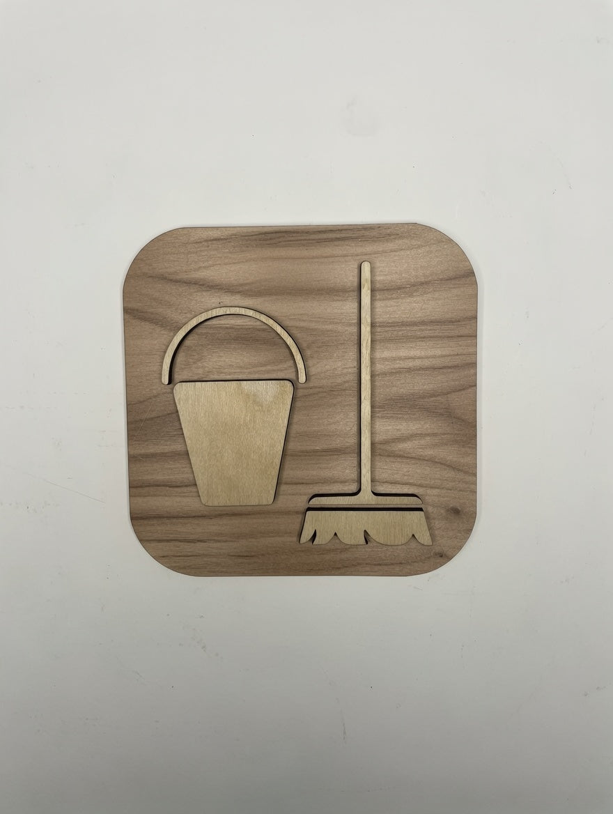 Panneau signalétique "Local ménage" en bois – pictogramme balai/seau