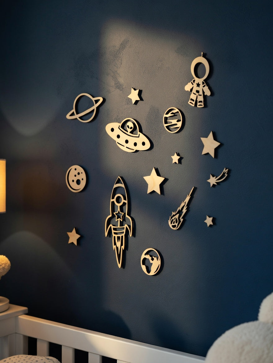 Décoration espace en bois Thème Espace / Spatiale pour chambre d'enfant fusée, astronaute, soucoupe volante, étoile.